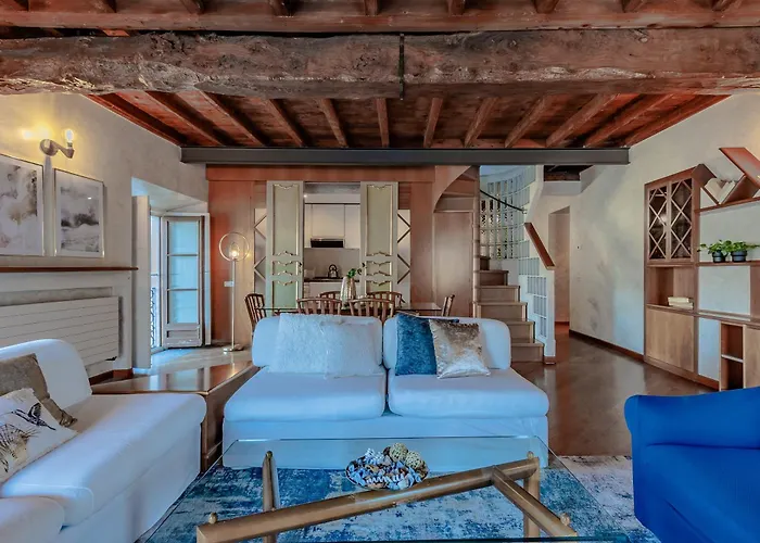 Domus Elena Lakeview *